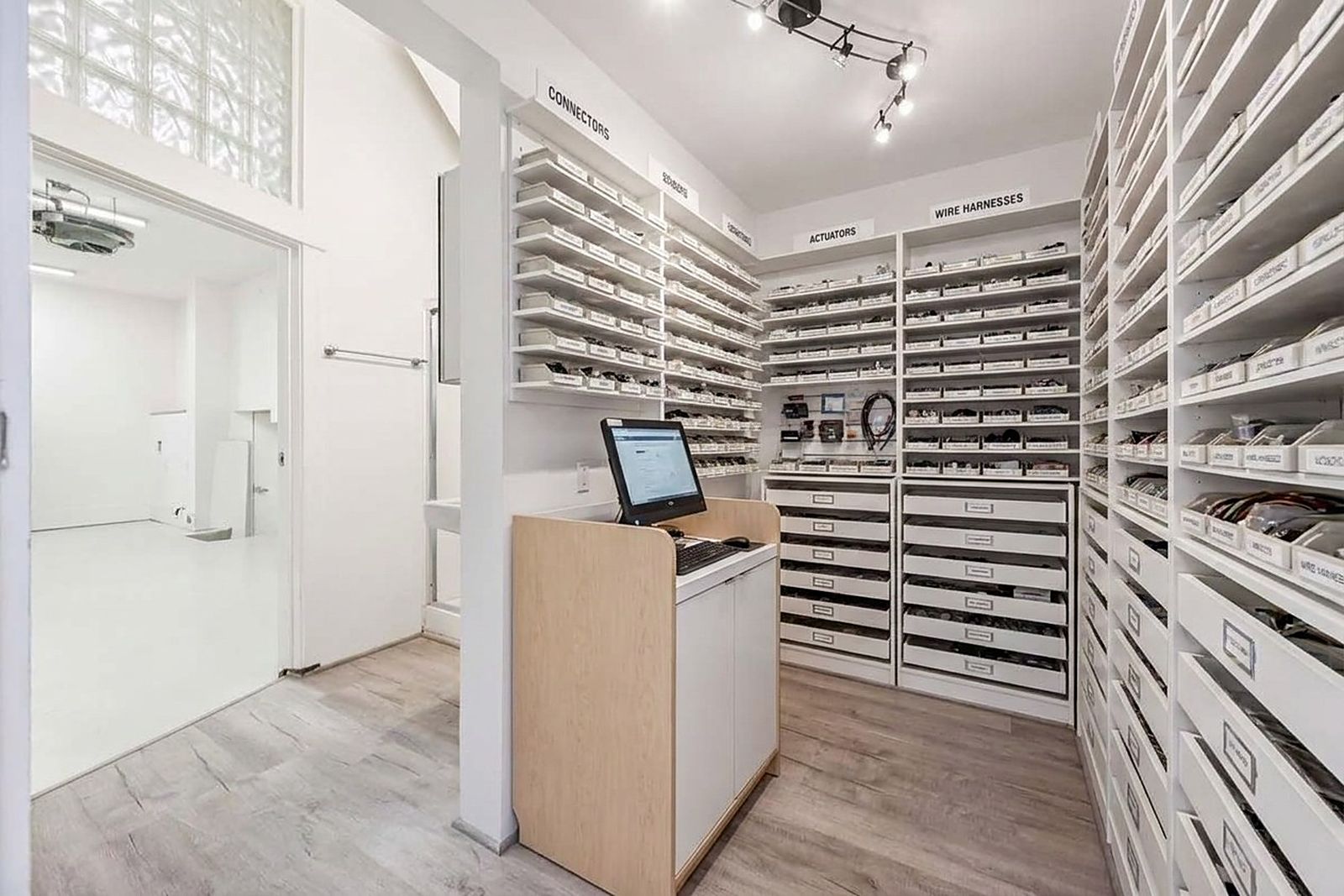 The sample library lookup station